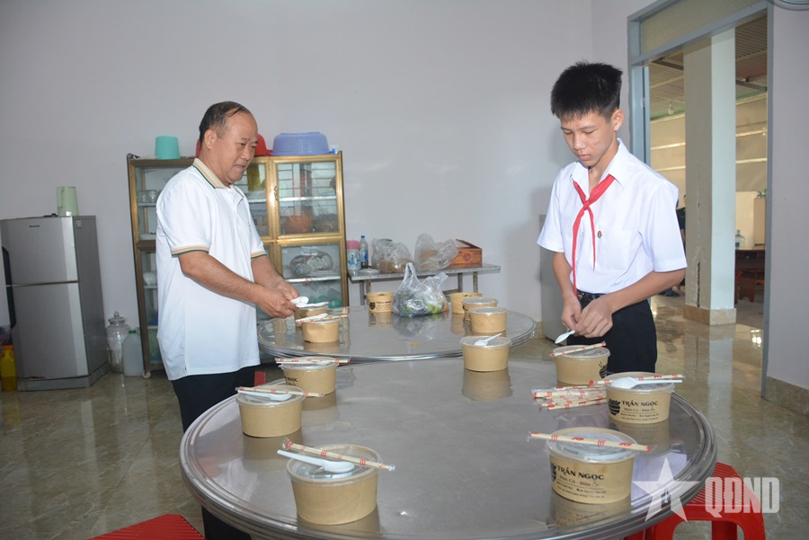 Phấn đấu để xứng đáng là con bộ đội